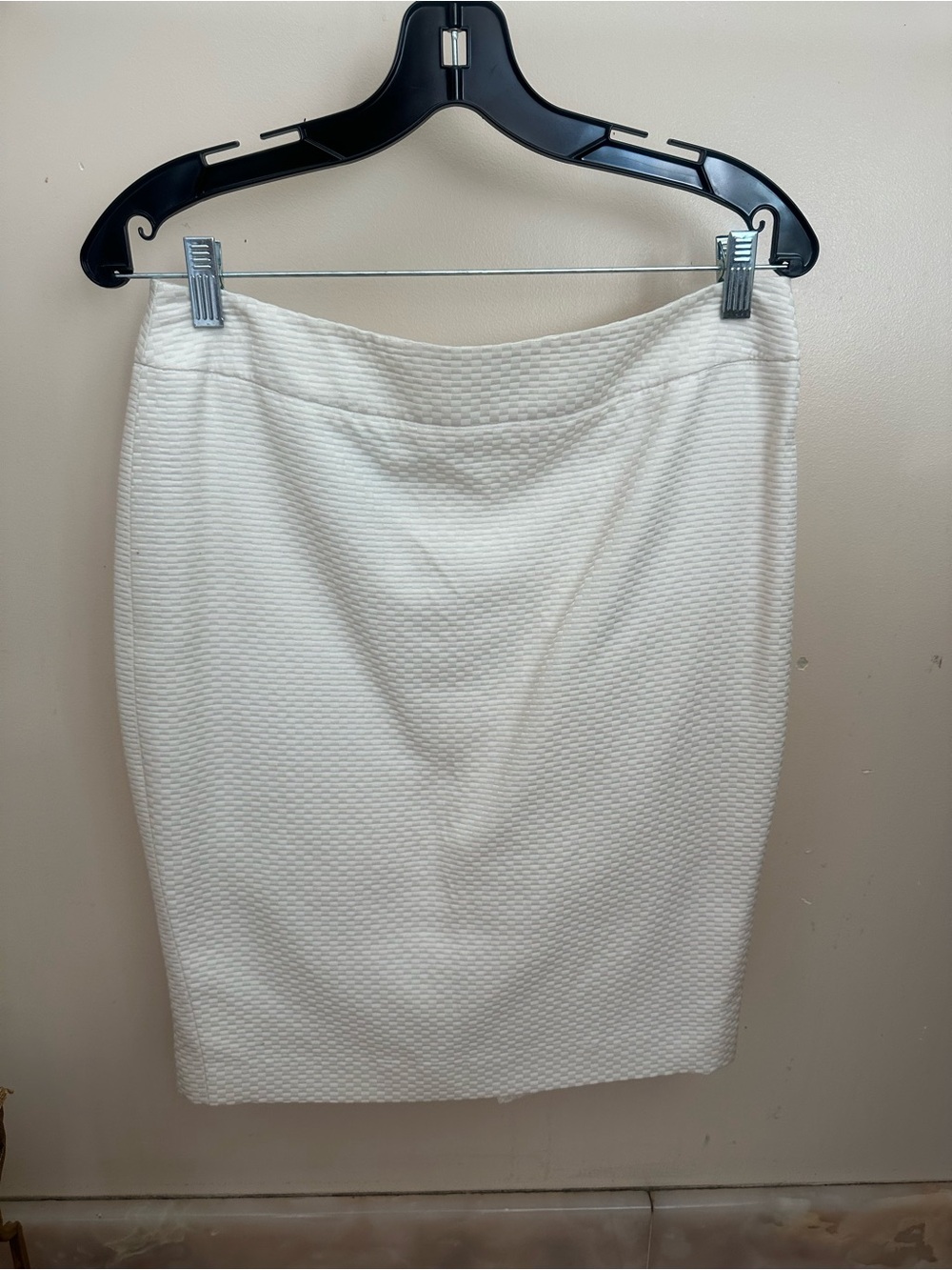 Armani Collezioni White Textured Pencil Skirt | Size 6 | Excellent Condition
